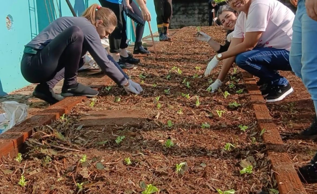 CULTIVAR A TERRA TAMBÉM É UMA FORMA DE CUIDAR DAS PESSOAS 