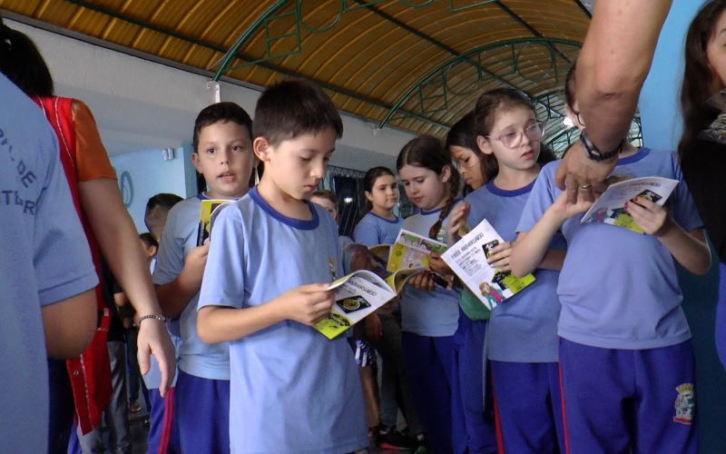 Projeto social esportivo entrega de gibis e quebra cabeças nas escolas Municipais.