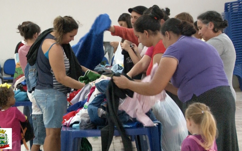 Santa Tereza do Oeste faz entrega das roupas doadas pela comunidade.
